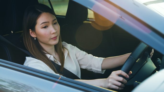 司机正在停车女司机开车练车女人女性