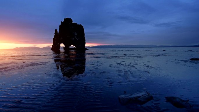 冰岛北部海岸的一块壮观的岩石。