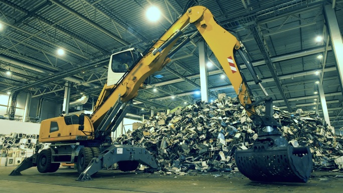 工业挖掘机正在清除垃圾碎片