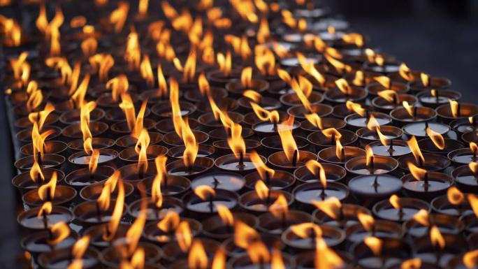 寺庙中的仪式蜡烛香火旺盛香客祈福