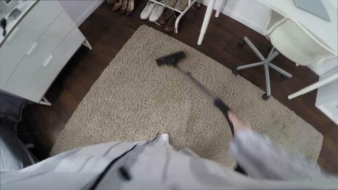 用吸尘器清理地毯清扫污垢全职太太大扫除木