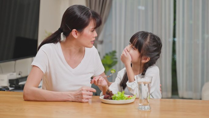 讨厌蔬菜的小女孩孩子儿童挑食厌食母亲哄孩