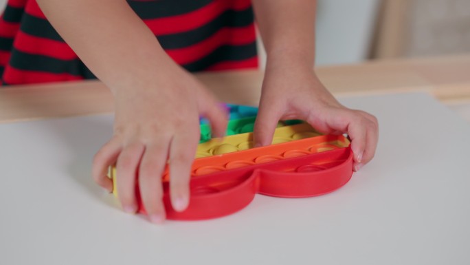儿童玩彩色硅胶玩具