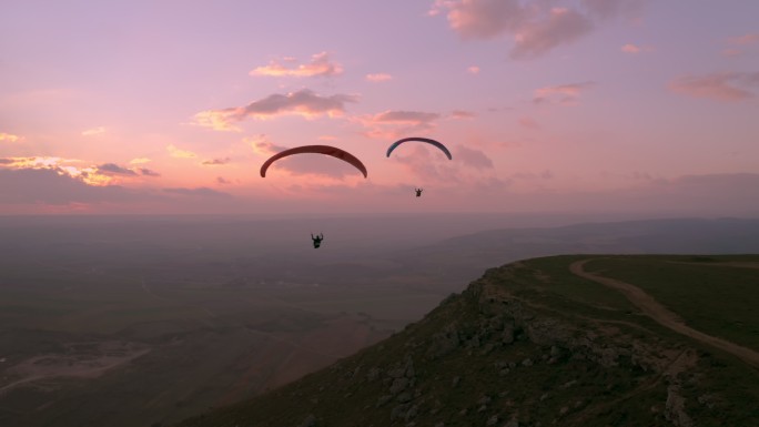 日落中的滑翔伞史诗般的极限运动