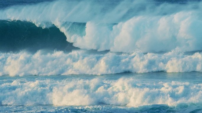 黄昏时汹涌的巨浪波涛汹涌惊涛骇浪升格慢镜