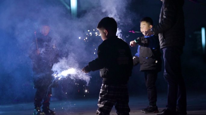 小孩新年放烟花+已调色