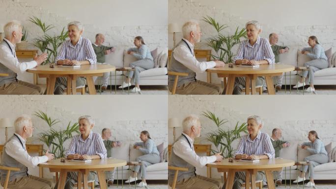一对老年男女坐在桌子旁聊天