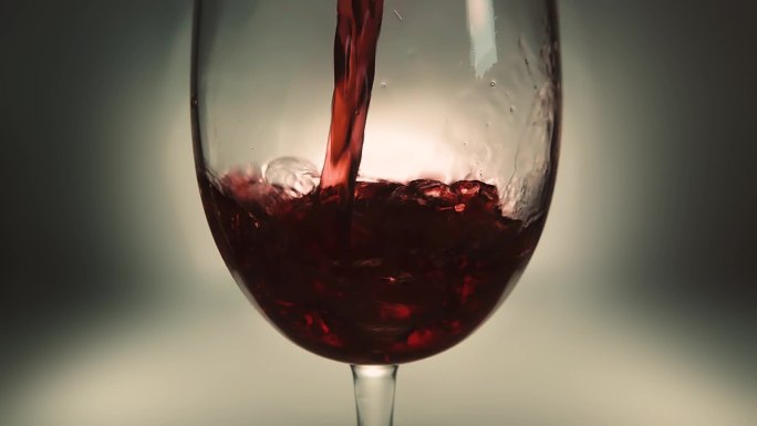 红酒倒入玻璃杯特写