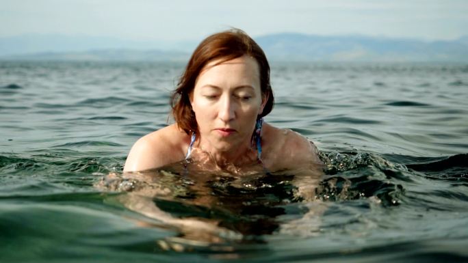 女子在地中海游泳比基尼美女潜水海上跳水