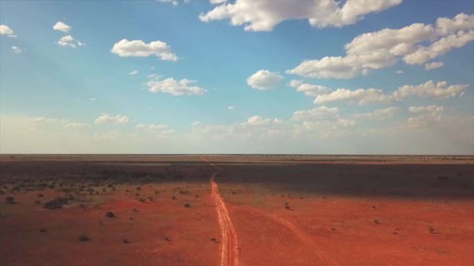 穿越澳大利亚沙漠的孤独之路