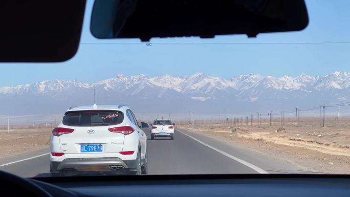 新疆雪山天山开车路上风景
