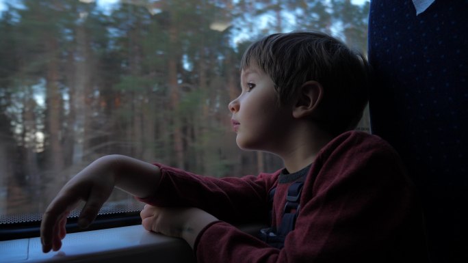 车窗旁的孩子国外外国眺望远望旅游度假