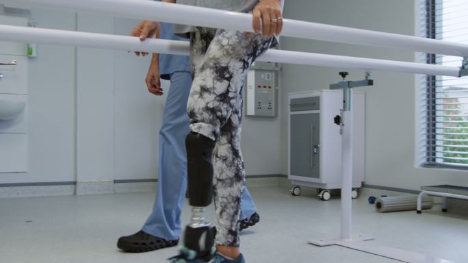 一名女子在医院接受假腿康复训练