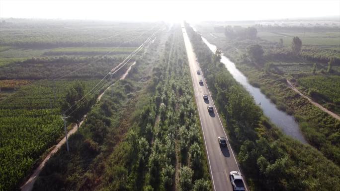 穿越公路的车队河边