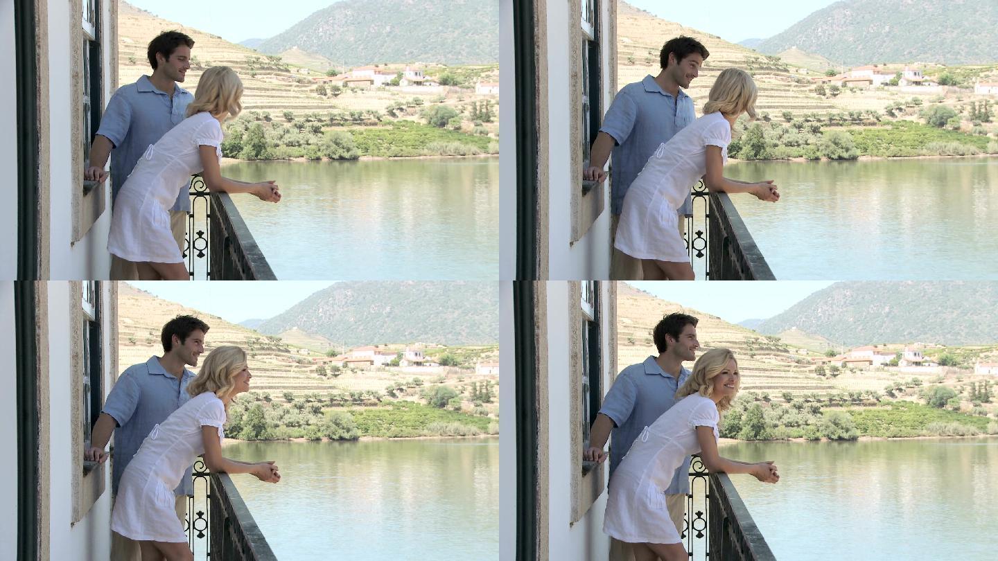 阳台上的情侣热恋期间旅游旅行甜蜜幸福