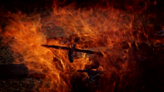 剑形的木头在篝火中燃烧