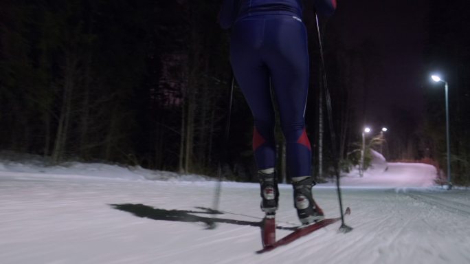 夜间越野滑雪训视频素材