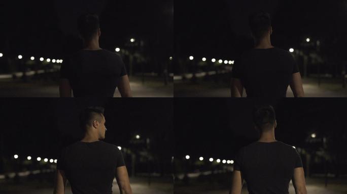 男人走在黑暗的街道