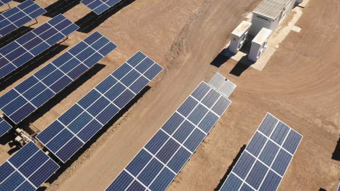 太阳能电池板航拍俯视光伏板发电场新能源