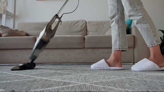 用立式真空吸尘器清洁地毯