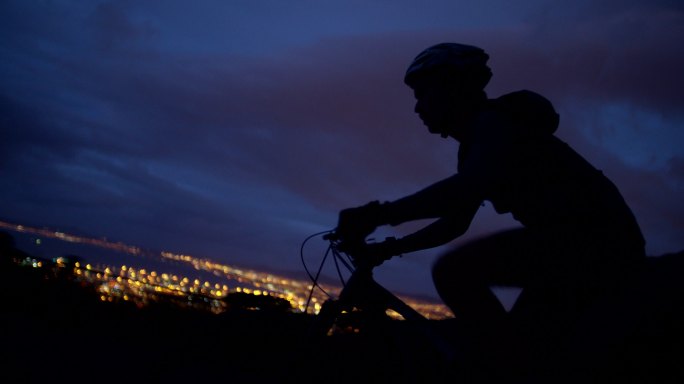 骑自行车的人剪影夜晚骑车