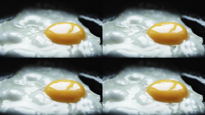 热锅上的鸡蛋蛋黄油炸煎炸