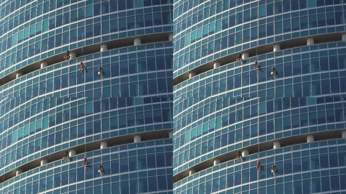 摩天大楼上的窗户清洁工