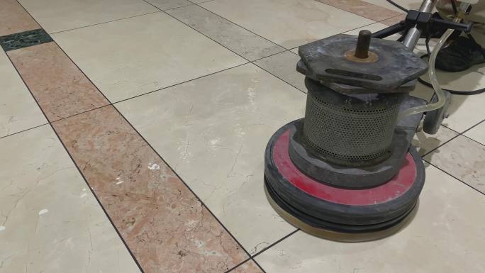 在办公楼大堂用专业洗涤器抛光大理石地板