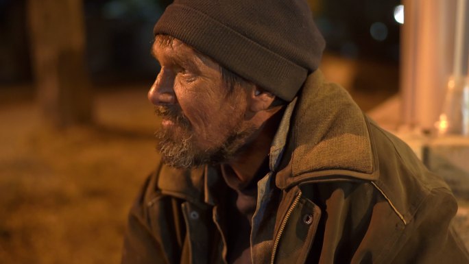 无家可归的人视频素材街景夜景社会贫困