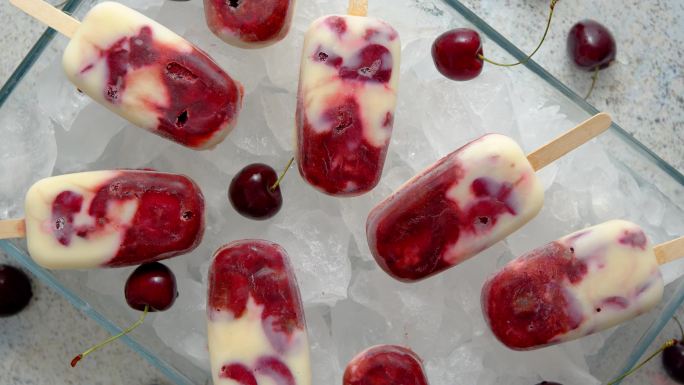 自制樱桃牛奶冰激凌放在装满冰块的玻璃托盘上