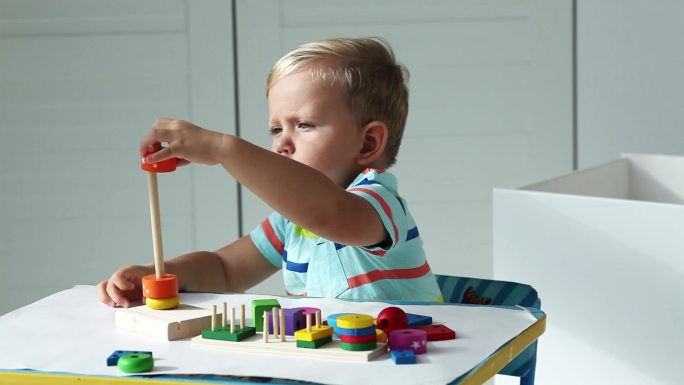 一个小男孩玩木制玩具