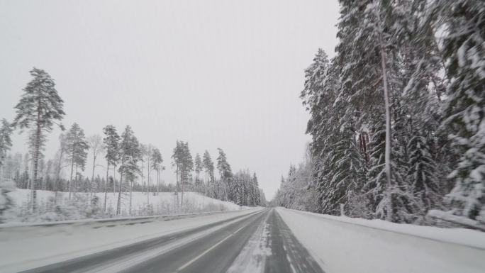 道路积雪雪天开车冰天雪地第一视角