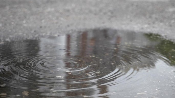 雨滴落在水面上