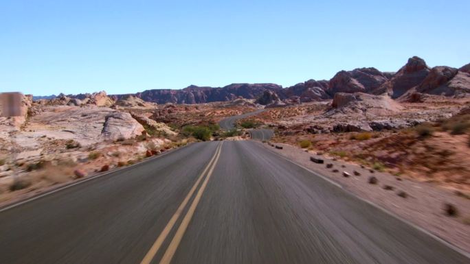沿着一条空荡荡的沙漠公路穿过火谷