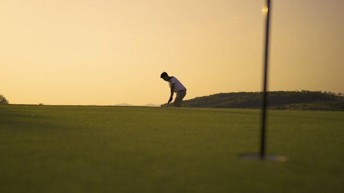黄昏时在球场打高尔夫球