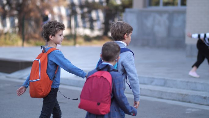 小学生步行上学国外老外街头儿童小孩