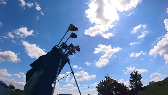 天空背景上有高尔夫球杆的包