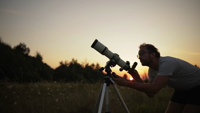 用望远镜观察星星和月亮的天文学家