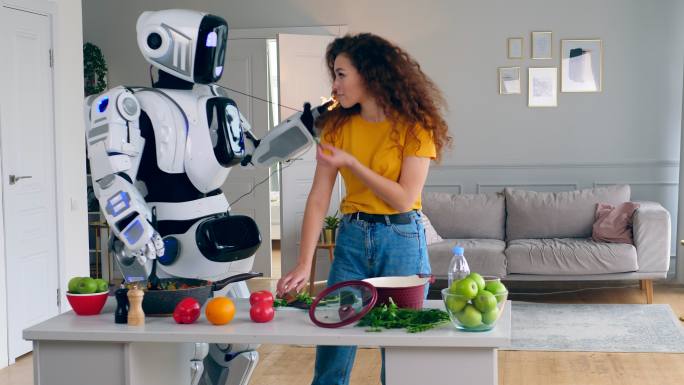 女士和机器人正在做饭
