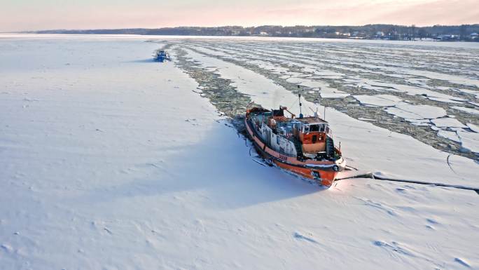 波兰维斯图拉河上的两艘破冰船航拍
