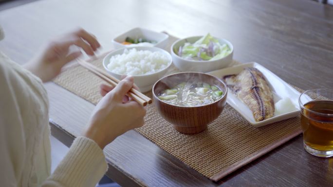 吃早餐的女人中餐午餐丰富美食美味