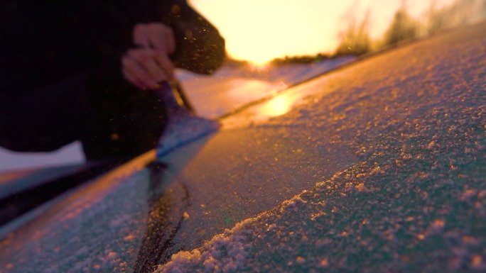 清理汽车上的积雪冬日暖阳铲雪清晨