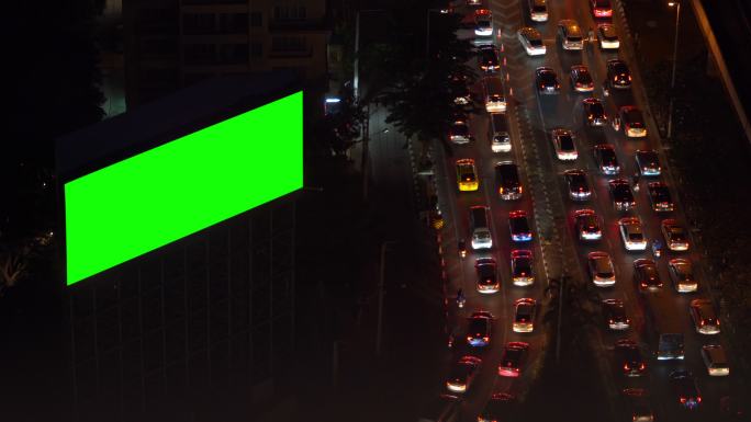 城市街道上的绿色屏幕广告牌
