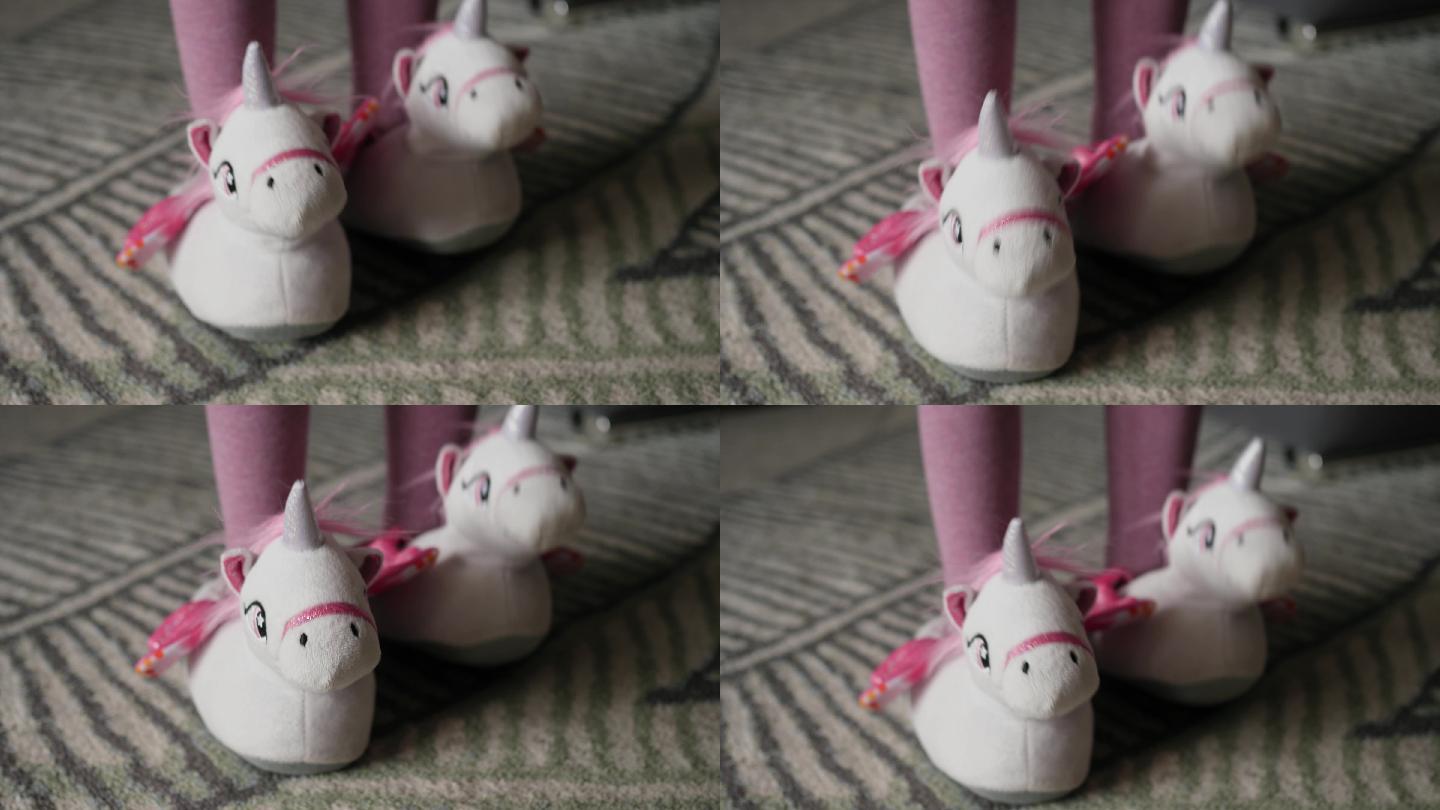 小女孩的可爱拖鞋