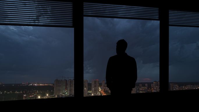 站在雨中城市的男人