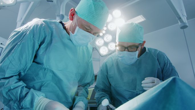 在手术过程中，两名外科医生在手术室用器械