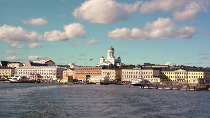 芬兰赫尔辛基市有大教堂和港口