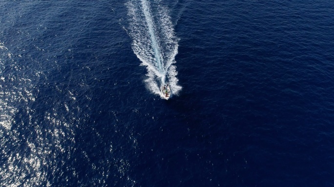 一艘船在地中海留下一道尾迹