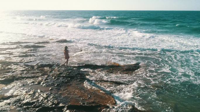 在海边度假的女人孤独跳海轻生自杀抑郁症