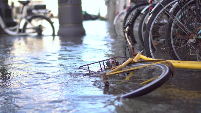 许多自行车在被水淹没的城市中间